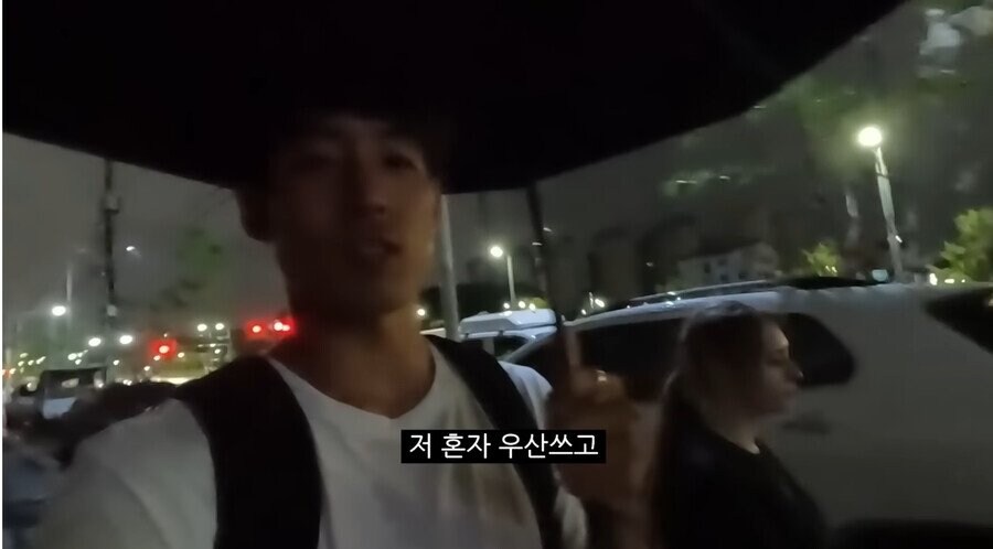 프랑스인이 비 와도 우산을 안 쓰는 이유.jpg_8.jpg