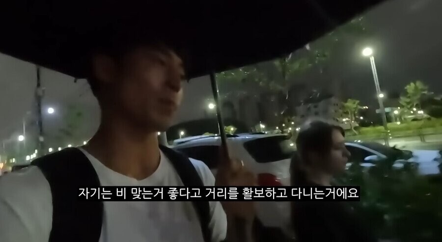 프랑스인이 비 와도 우산을 안 쓰는 이유.jpg_9.jpg