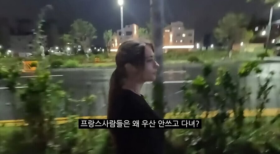 프랑스인이 비 와도 우산을 안 쓰는 이유.jpg_11.jpg