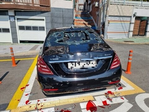 50대가 술먹고 쇠망치로 S클래스 박살낸 사건_4.jpg