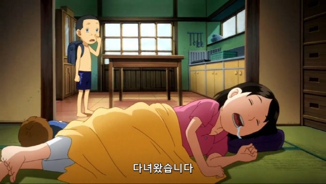 [괴짜가족]엄마를 바라보는 아들_1.jpg