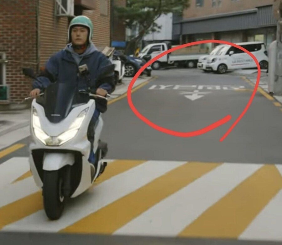 *도로교통법을 준수하여 안전하게 촬영하였습니다._3.png