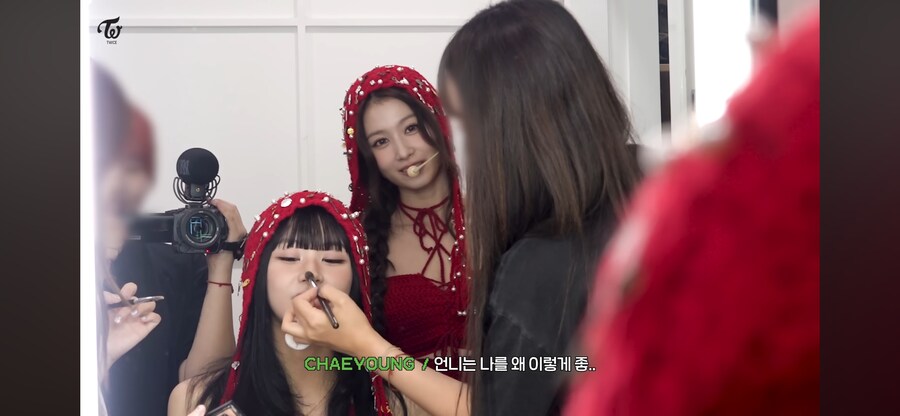 언니들에게 귀여움 당하는 트와이스 채영이_2.png