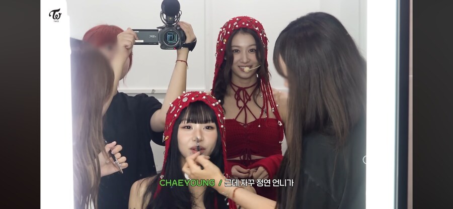 언니들에게 귀여움 당하는 트와이스 채영이_6.png