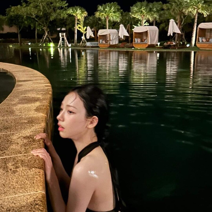 카리나.... 호텔 수영장 비키니 인증...jpg_3.jpg