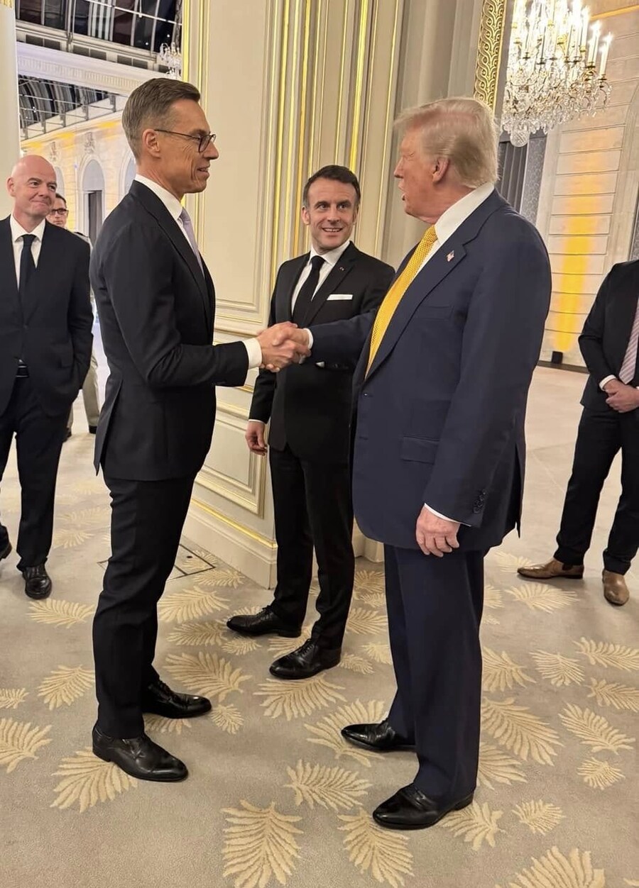 트럼프의 기분을 케어하느라 노력하는 나라 특_3.jpg