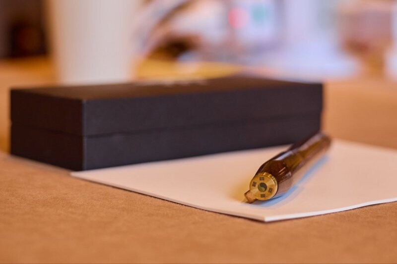 "태극문양과 봉황 각인"...트럼프가 탐낸 한국산 펜, 두달 걸쳐 수공으로 제작_1.jpg