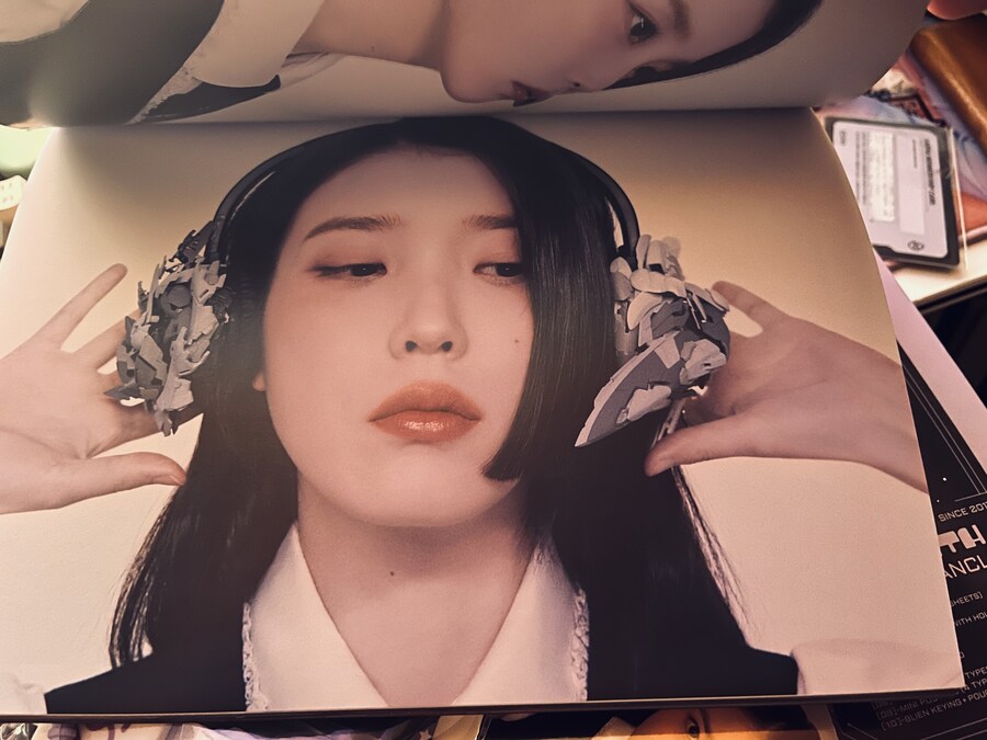 아이유 팬클럽 기념 키트를 받았는데요_1.jpg