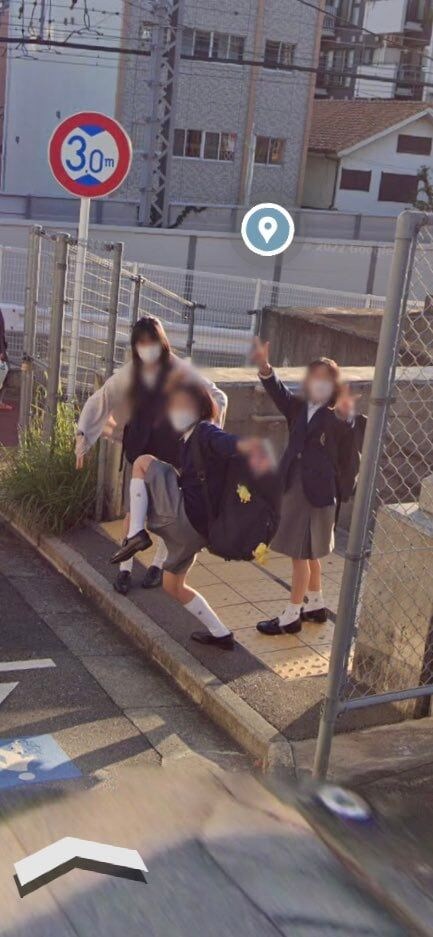 블루아카) 스트리트뷰에 찍힌 코하루, 미카, 하나코_2.jpg