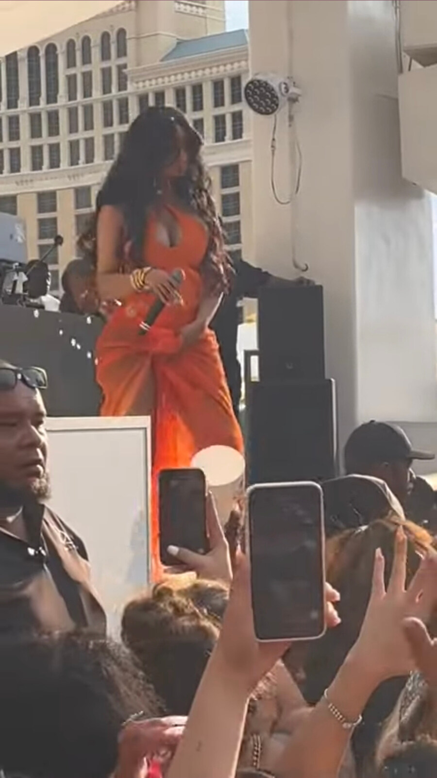 카디비가 콘서트 도중에 관객에게 마이크 던져서 맞춘 사건.jpg_1.jpg