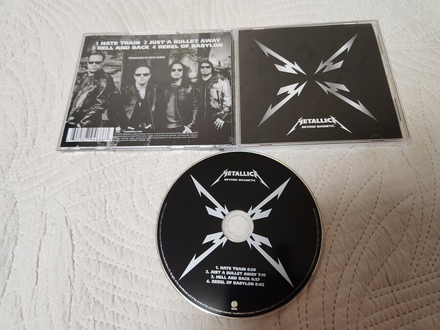 METALLICA BEYOND MAGNETIC_1.jpg