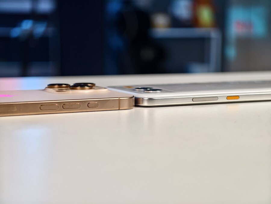 리얼미 15,000mAh 배터리 폰 Vs. 아이폰 16 프맥 두께 비교_2.jpg