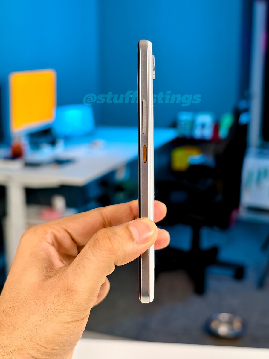 리얼미 15,000mAh 배터리 폰 Vs. 아이폰 16 프맥 두께 비교_4.jpg