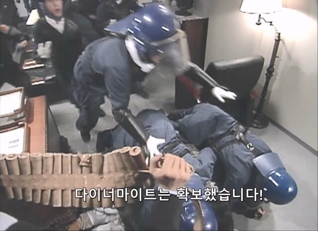 경찰 메뉴얼을 비웃는 테러리스트_23.jpg
