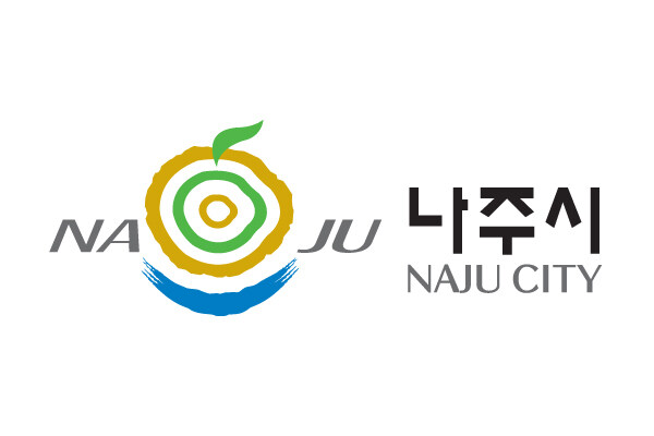 '옷을 다 벗은 남자도 나를 유심히 쳐다보고 있었다'를 7글자로 줄이면?_3.jpg