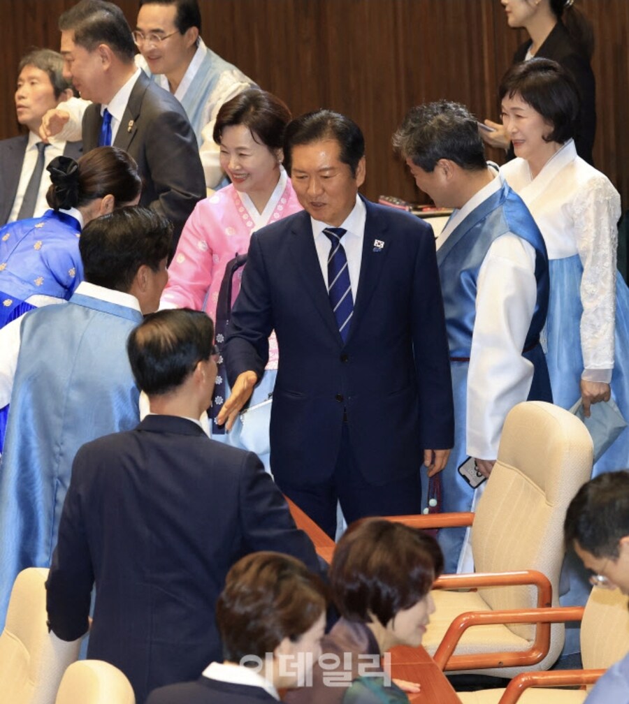 용꿈 꾸는 통래 의장이 한복 입으랬는데 안입음_1.jpg