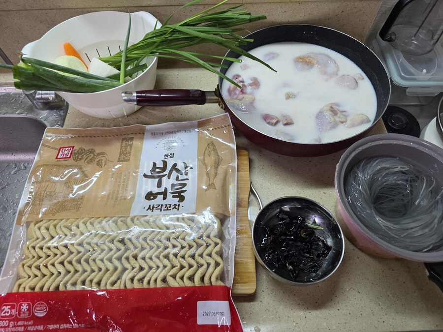 직장에서 해먹는 점심 장각구이 잡채 꼬치어묵탕_1.jpg