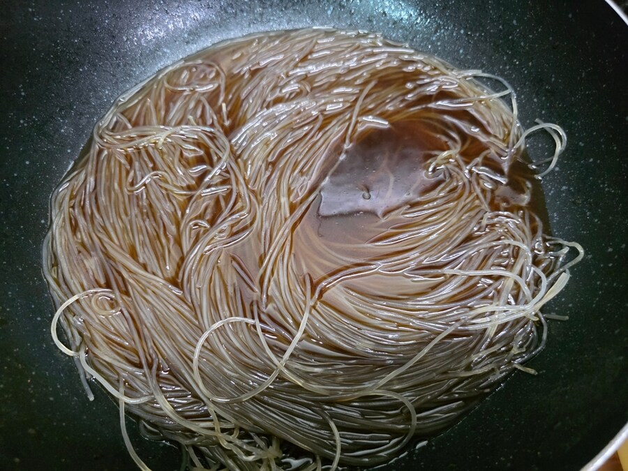 직장에서 해먹는 점심 장각구이 잡채 꼬치어묵탕_6.jpg