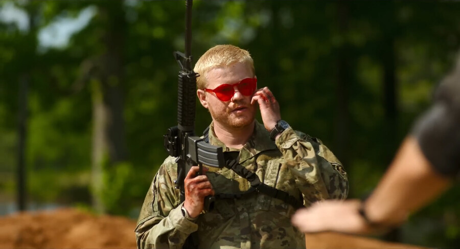 영화) 정치적 스탠스를 멀리하려다가 이도저도 아니게 됐던 영화.jpg_1.jpg