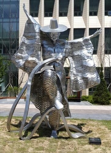 부활한다는 국세청 조형물 의외의 사실_1.jpg