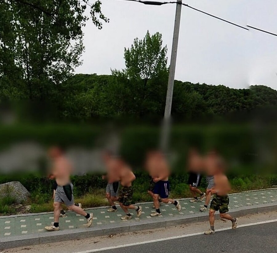 로드뷰에 찍힌 20대 러닝크루.jpg_1.jpg