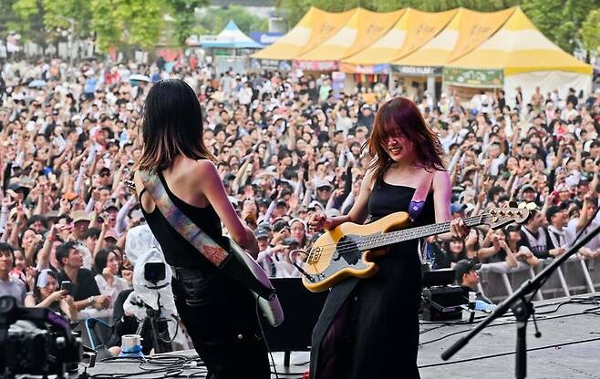 히츠지분가쿠, 지글거리며 쿵쾅거리는 '청춘의 얼터너티브'_2.jpg