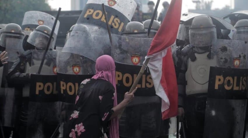 공권력에 맞서는 인도네시아의 여성 민주 투사.jpg_1.jpg