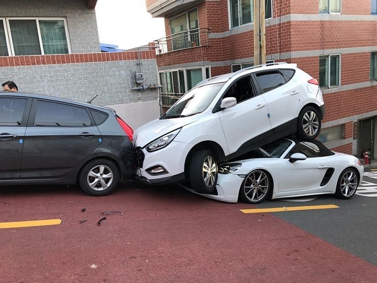 포르쉐 안에 사람있어요!! ㅠㅡㅜ 전설의 200:0 사고_1.jpg