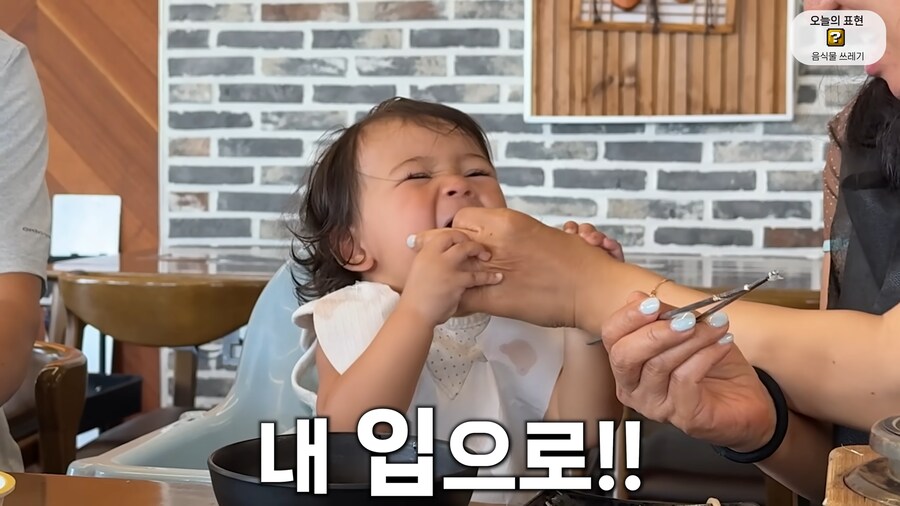 유튜브) 갈치, 흑돼지 먹는 올리버샘네 둘째딸_17.png