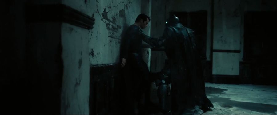 [배트맨]슈퍼맨에게 열심히 펀치를 날리는 브루스 웨인_1.jpg