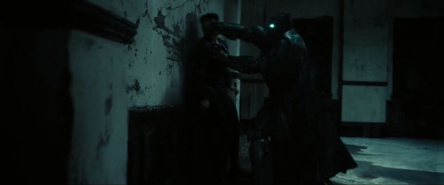 [배트맨]슈퍼맨에게 열심히 펀치를 날리는 브루스 웨인_3.jpg