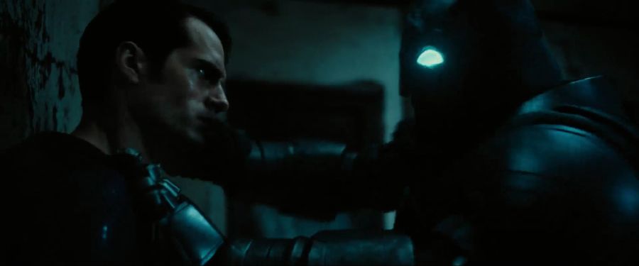 [배트맨]슈퍼맨에게 열심히 펀치를 날리는 브루스 웨인_5.jpg