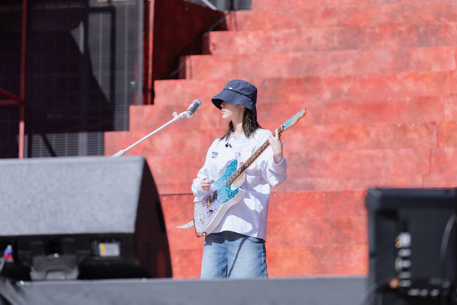 멜론 메거진, 우리의 여름을 보내며, 아이유(IU) '바이, 썸머'_2.jpg