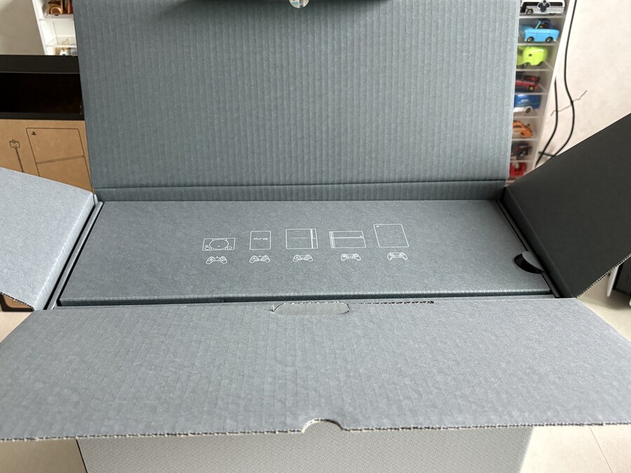 플레이스테이션 30주년 콘솔 언박싱_11.jpg