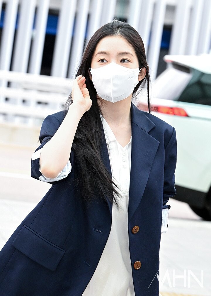 레드벨벳) 아이린 공항룩_4.jpg