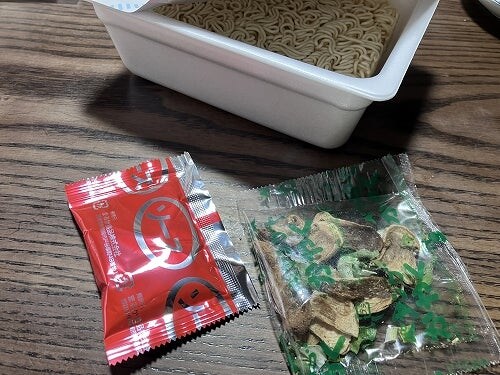 궁금해서 찾아본 ペヤング一贅沢やきそば 本物の松茸_2.jpg
