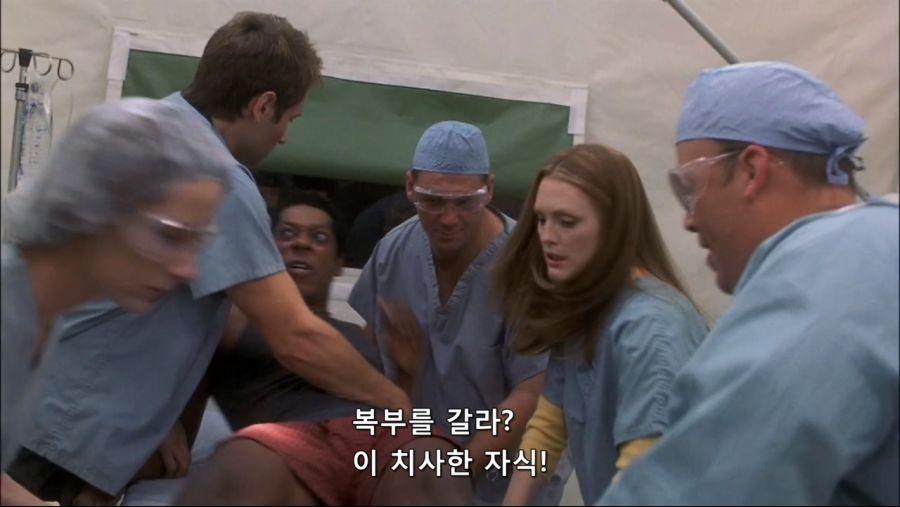 영화속 몸속에 벌레가 들어와서 고생한 남자_4.jpg