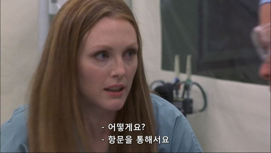 영화속 몸속에 벌레가 들어와서 고생한 남자_16.jpg