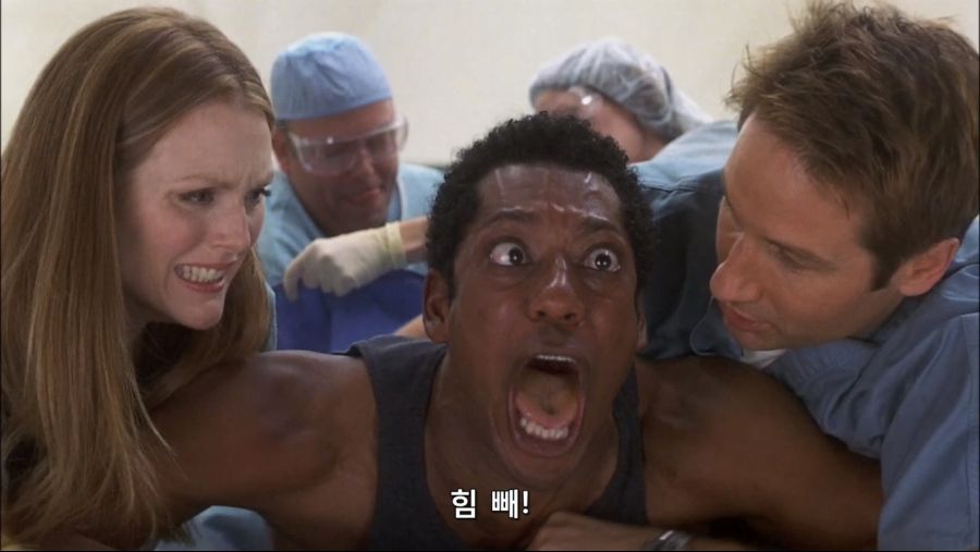 영화속 몸속에 벌레가 들어와서 고생한 남자_25.jpg