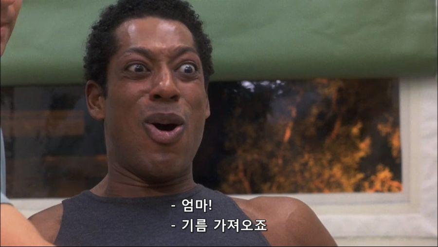 영화속 몸속에 벌레가 들어와서 고생한 남자_18.jpg