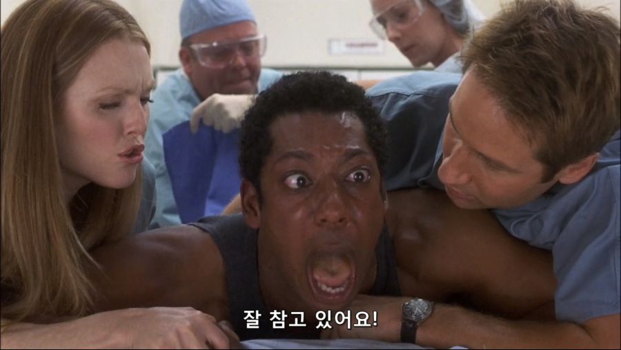 영화속 몸속에 벌레가 들어와서 고생한 남자_26.jpg