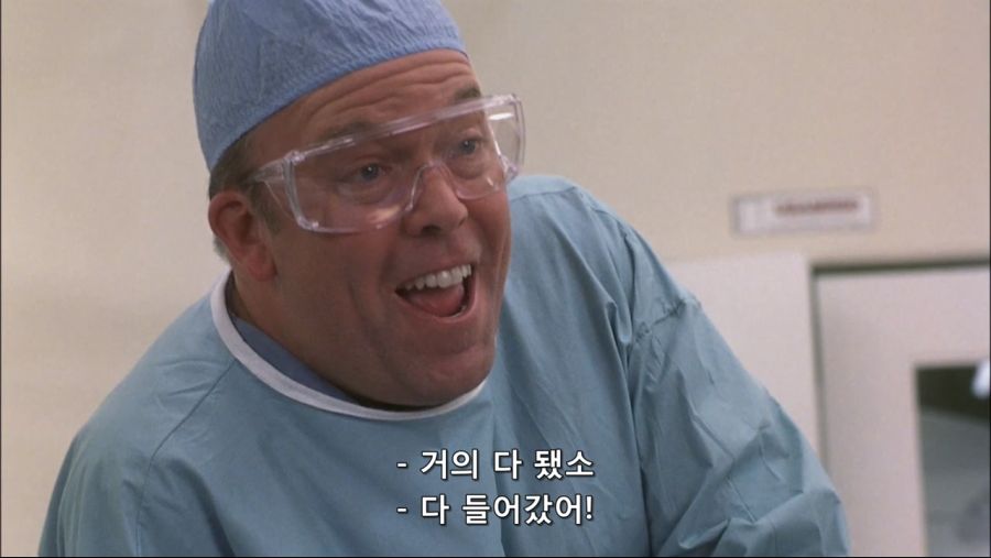 영화속 몸속에 벌레가 들어와서 고생한 남자_29.jpg