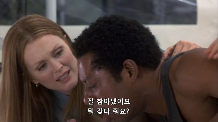 영화속 몸속에 벌레가 들어와서 고생한 남자_34.jpg