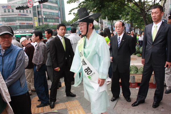 [희귀 자료] 한복에 갓 쓰고 유세하는 이재명_1.jpg