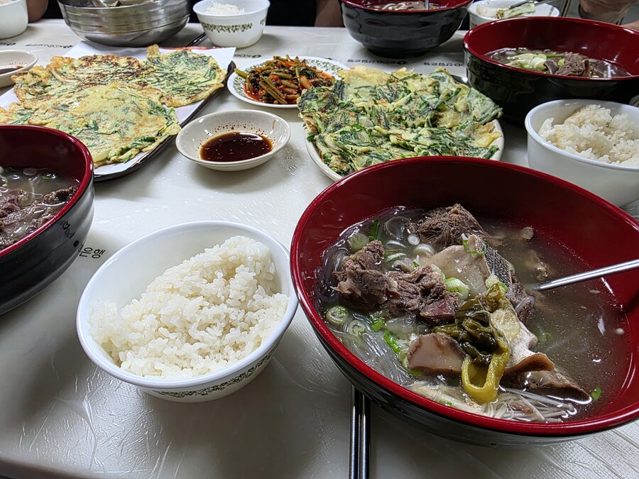 직장에서 3천원씩 걷어서 해먹는 점심 소목뼈갈비탕_10.jpg