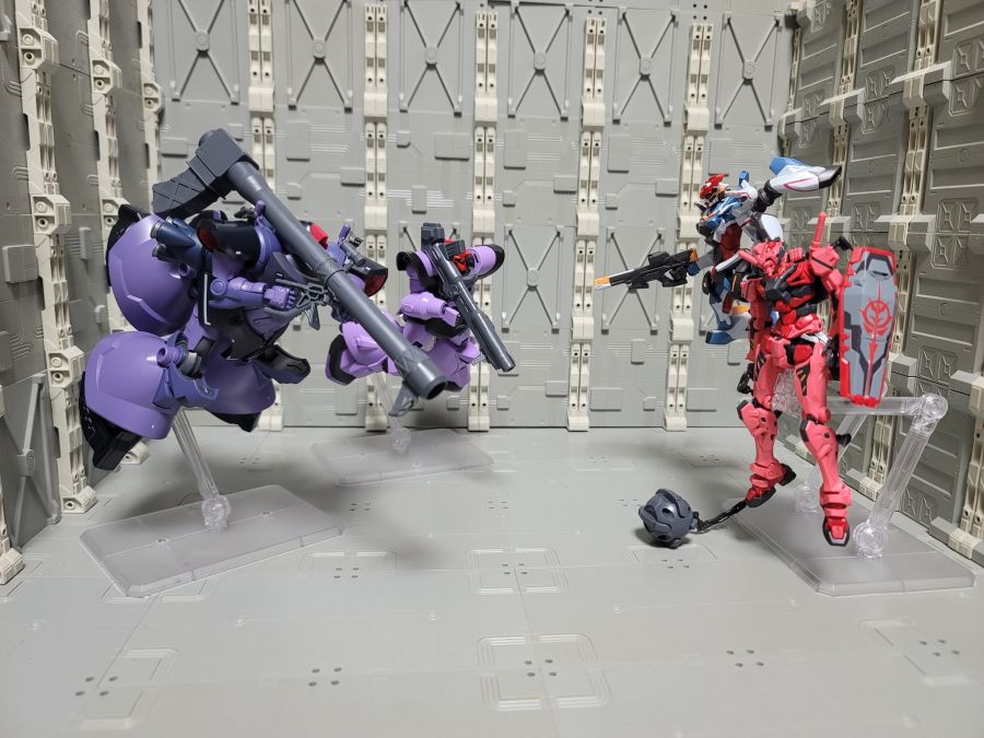 HG GQ 1/144 릭 돔 + HG 돔 트루퍼 나열 사진_4.jpg