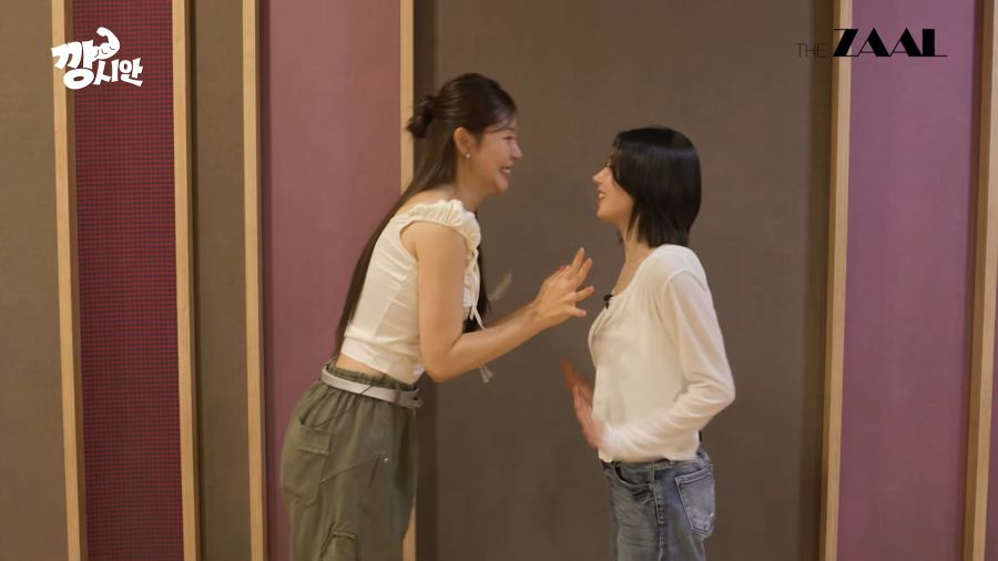 아직 살아있는 권은비_7.png