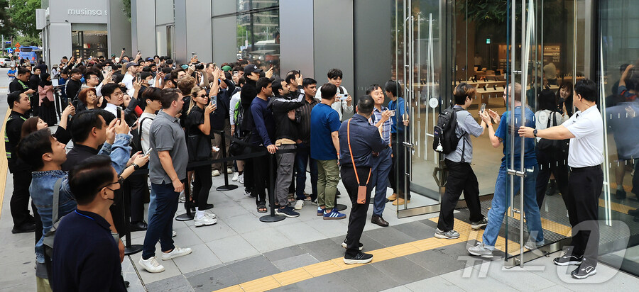 인파 몰린 애플스토어 명동_2.jpg