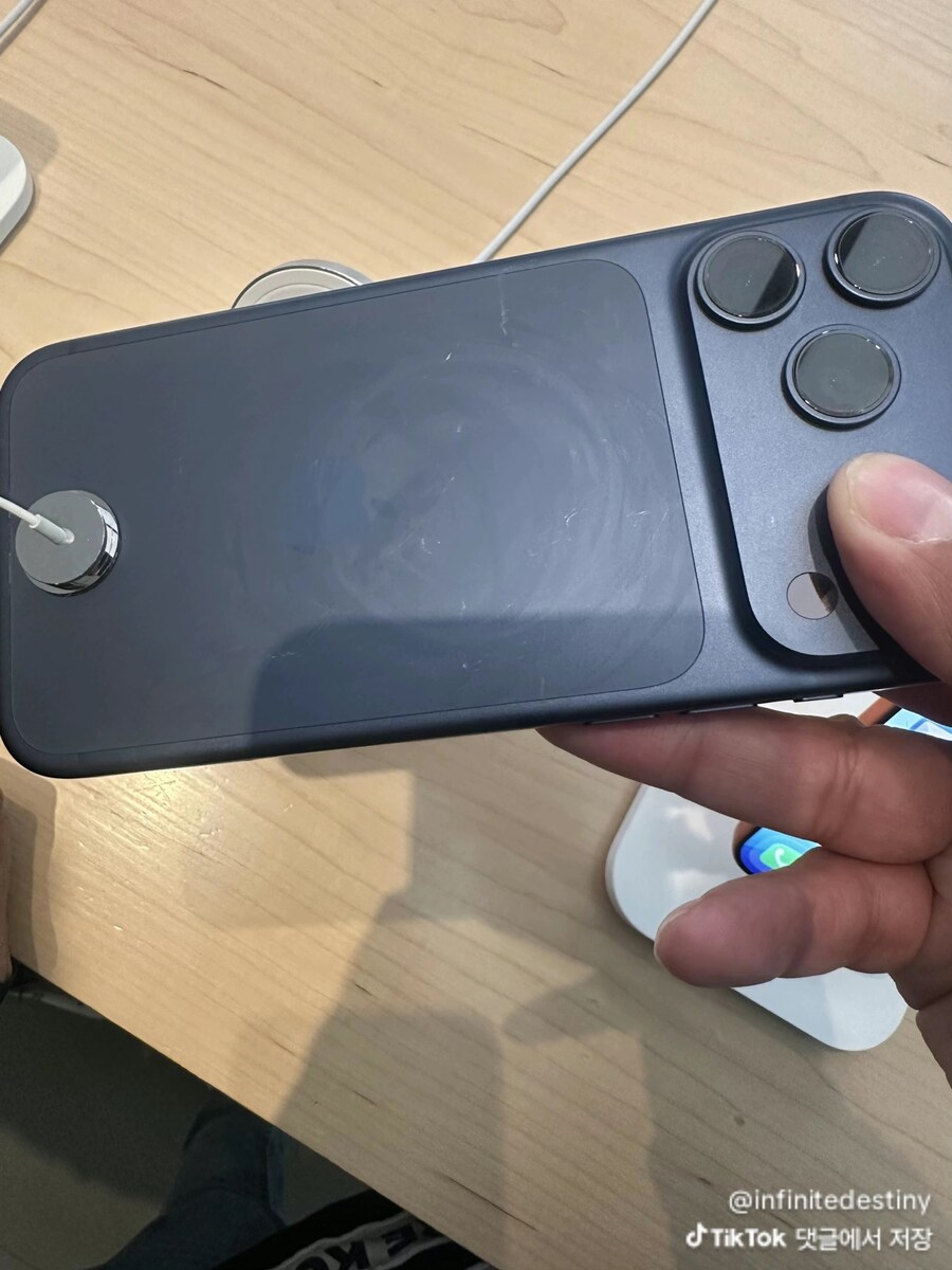 애플스토어 아이폰17 근황_2.jpg