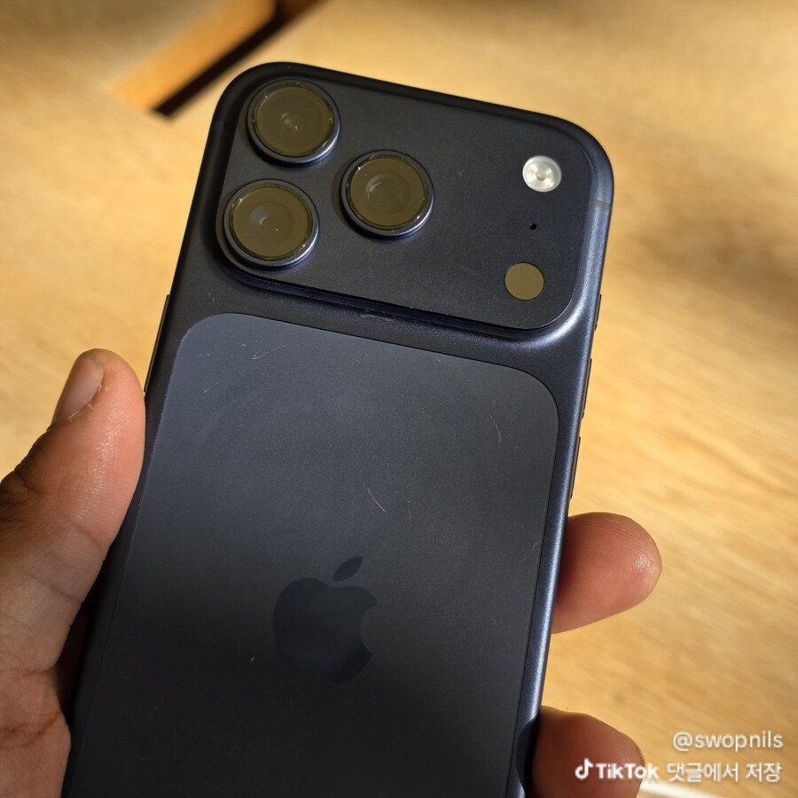 애플스토어 아이폰17 근황_4.jpg
